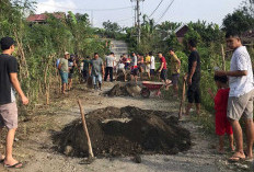 Tidak Tersentuh Pemerintah, Warga Dusun Kepahiang Gotong Royong Perbaiki Jalan Rusak