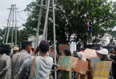 Aksi Bela Warga Padang Kuas Terdampak SUTT PLTU Teluk Sepang, Kantor Gubernur Didemo 