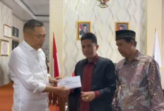 Penuhi Janji, Bupati Bengkulu Tengah Serahkan Gaji Pokok ke Baznas  