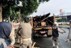 Satpol PP Kepahiang Angkut Lapak Pedagang yang Jualan di Atas Trotoar