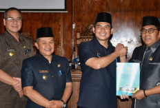 Wabup Hendri Sampaikan Nota Pengantar RAPBD-P dan 5 Raperda
