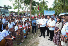 Menkomdigi Sapa Guru dan Siswa di Daerah 3T, Ingatkan Pesan Presiden 