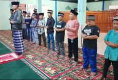 PAI KUA Tebat Karai Ajari Anak-anak Baca Al-Qur'an dan Salat Jenazah