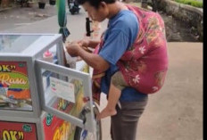 Viral Pedagang Cilok Jualan Sambil Gendong Anak, Bikin Terenyuh Warganet