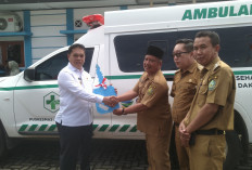  Serahkan Mobil Ambulans untuk Puskesmas Ketenong, Ini Pesan Bupati Azhari