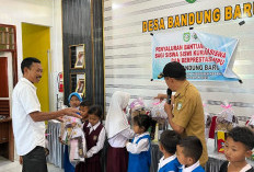Pemdes Bandung Baru di Kepahiang Salurkan Beasiswa Kepada Pelajar Kurang Mampu & Berprestasi 