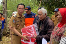 Bupati Fikri Serahkan Bantuan Korban Kebakaran di Desa Tebat Pulau 