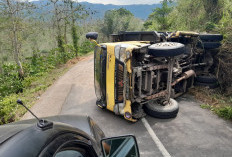 BREAKING NEWS: Truk Pasir Terguling di Desa Talang Babatan