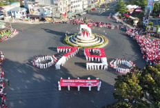 Kirab Bendera Merah Putih, Ribuan Warga Bengkulu Padati Simpang Monumen Fatmawati