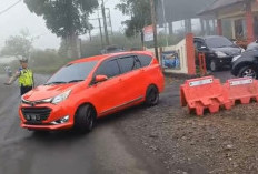 Wujudkan Rasa Aman di Jalur Lintas, Polsek Sindang Kelingi Kawal Pengendara 
