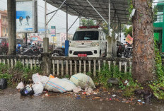 Samping Puskesmas Pasar Kepahiang: Sampah Berserakan Pinggir Jalan Dikeluhkan Warga