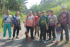 Warga Desa Batu Kalung Gotong Royong Bersihkan Jalan Desa