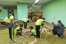 Pelajar dan Guru MTsN 3 Kepahiang Gotong Royong Mempercantik Taman Sekolah