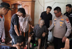 Peduli Lansia Lumpuh, Kapolres Rejang Lebong Serahkan Bantuan Kursi Roda 