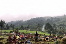Masyarakat  Pagar Gunung Bersihkan TPU Menjelang Lebaran