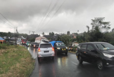  Truk Terperosok di Jalan Lintas Kepahiang-Curup Sebabkan Kemacetan 
