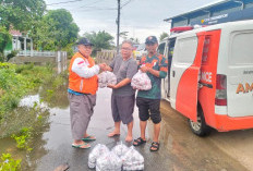 PKS Bagikan Nasi Bungkus untuk Korban Banjir 