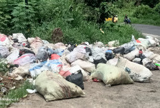 Sampah Meluber ke Jalan Tikungan Ujan Mas-Suro Lembak Kepahiang