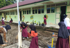 Usai Libur Lebaran, Siswa SDN 22 Kepahiang Gotong-royong Bersih Lingkungan Sekolah