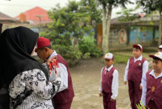 Jelang Masuk Kelas, Pelajar SDN 5 Kepahiang Wajib Bersalaman