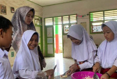 Praktik Bareang, Pelajar SDN 16 Kepahiang Diajari Membuat Lemea