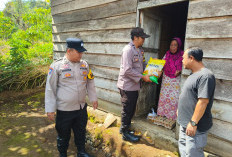 Jumat Berkah Polri Berbagi: Polsek Tebat Karai Polres Kepahiang Serahkan Bantuan Pada Lansia