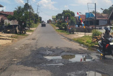 Tambah Parah, Jalan di Desa Peraduan Binjai Bahayakan Pengguna Jalan