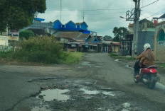 Warga Keluhkan Jalan Simpang Pensiunan Berlubang, Terkesan Dibiarkan