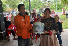 Warga Desa Imigrasi Permu Dapat Rice Cooker Gratis