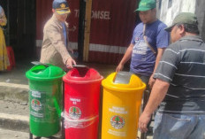 Jaga Kebersihan Pasar Tengah Curup, DLH Rejang Lebong Distribusikan Tong Sampah