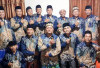 Pemdes Karang Tengah Berikan Baju Seragam Kepada Group Sarafal Anam