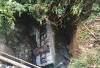 Truk Muatan 21 Ton Kopi Terjun ke Sungai di Jembatan Gardu, 2 Orang Luka Ringan