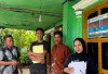 Pemdes Bogor Baru & Dinsos Kepahiang Pasang Stiker di Rumah Penerima Bansos