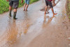 Jalan Terendam Banjir dan Berlumpur: Hati-hati Saat Melintas Menuju Desa Karang Endah 