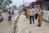  Drainase Tak Memadai Sebabkan Jalan Rusak di Kelurahan Padang Lekat