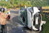 Mobil Istri Salah Satu dari Tersangka Kasus Korupsi DPRD Kepahiang Tabrak Pembatas Jalan 