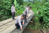 Peduli Keselamatan Masyarakat, Polres Rejang Lebong Cek Jembatan Rusak 