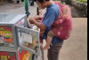 Viral Pedagang Cilok Jualan Sambil Gendong Anak, Bikin Terenyuh Warganet