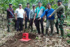 Pemdes Pungguk Meranti Pasang Patok Tapal Batas Desa