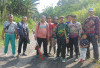 Warga Desa Batu Kalung Gotong Royong Bersihkan Jalan Desa