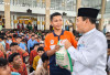 Usai Jumatan, Pemprov Bengkulu Bagi-bagi Beras untuk Pelajar 